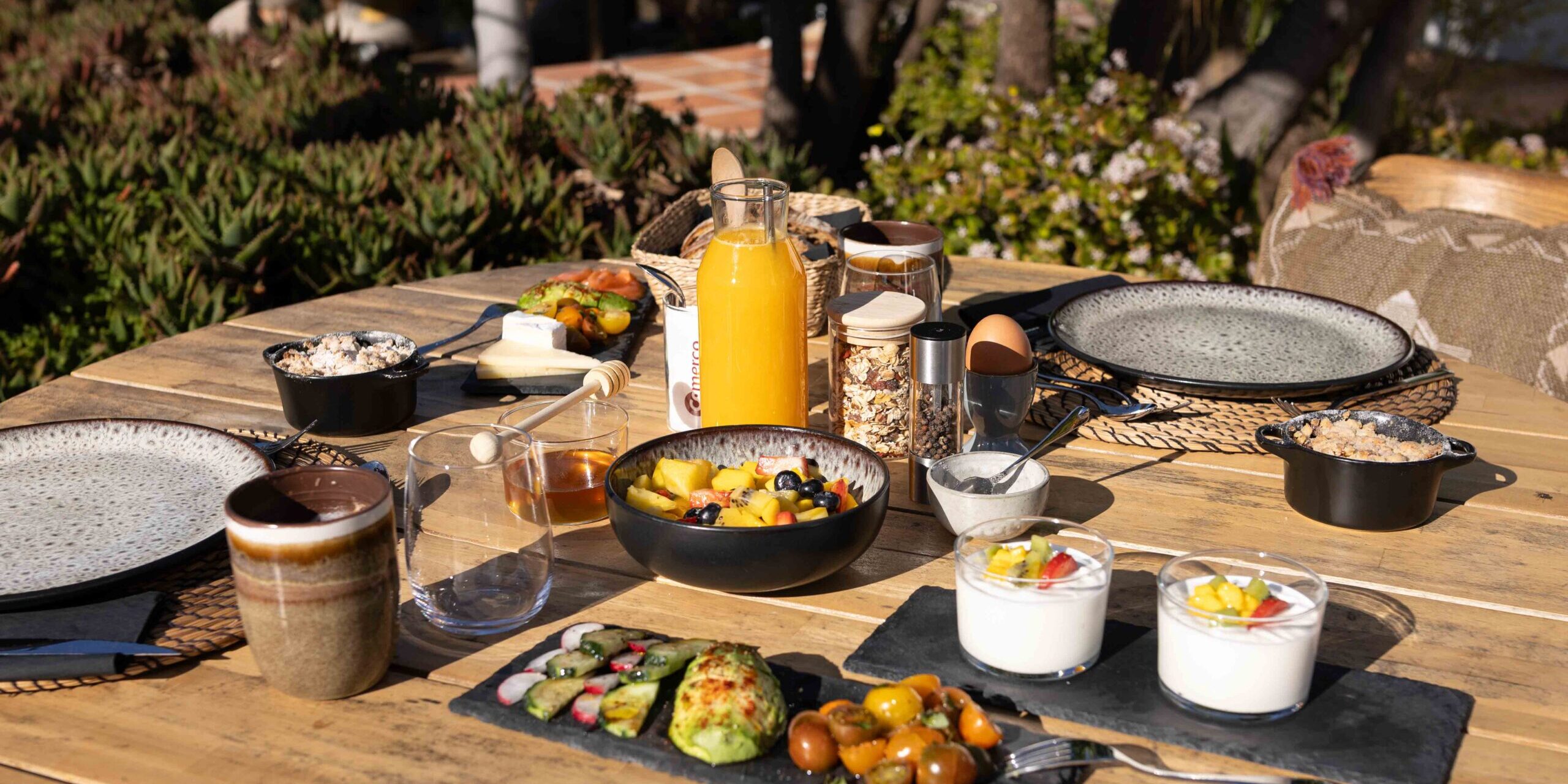 Petit-déjeuner fait maison avec des produits régionaux