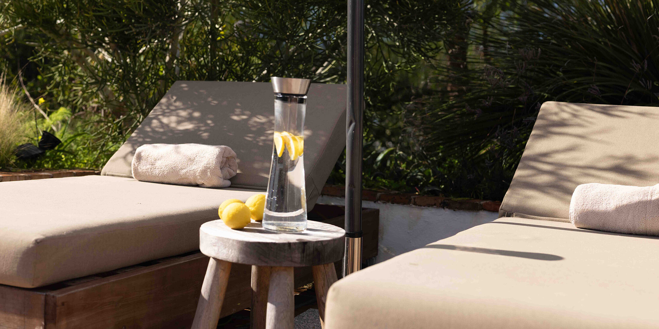 Espace détente calme au bord de la piscine